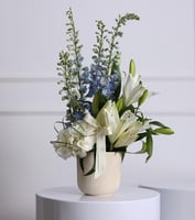 فازة دلفينيوم مع ليليوم