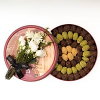 بيتي فور مشكل من باب شرقي مع أزهار بيضاء