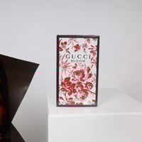 باقة الجوري الاحمرمع عطر جوتشي بلوم