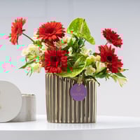 مزهرية عبق الربيع مع الكوكيز الحساوي من كرمولا