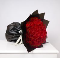 باقة الجوري الاحمر مع عطر كارتير