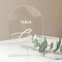 اكريليك شفاف مقوس مع قاعدة - بمقاسين