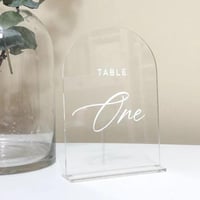 اكريليك شفاف مقوس مع قاعدة - بمقاسين