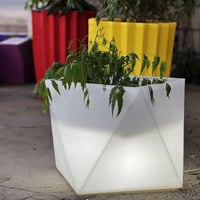 مركن زرع مودرن شكل مثلث مع إضاءة LED مقاس وسط