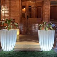 مركن زرع مودرن مع إضاءة LED مقاس كبير