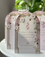 كرت طاولة أعمدة يونانية مع ورد بارز