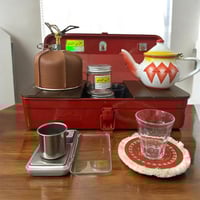 صندوق عدة االشاي باللون الأحمر وهو مصمم بطريقة عمل...