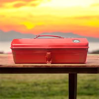 صندوق عدة االشاي باللون الأحمر وهو مصمم بطريقة عمل...