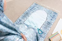 طقم صلاة مكون من سجادة وشرشف صلاة مغاط ومسبحة