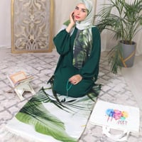 طقم صلاة مشجر مكون من سجادة وشرشف صلاة ومسبحة