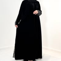 عباية مخمل مع تفته من الخلف قصه كلوش