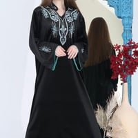 جلابيه مخمل اسود مع شك فيروزي على الصدر والاكمام