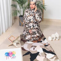 طقم صلاة بني مكون من سجادة وشرشف صلاة ومسبحة