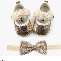 حذاء مواليد لامع لون ذهبي مع ربطه للشعر