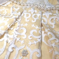 فستان اصفر مطرز مع حبات لولو