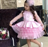 فستان بناتي وردي تل مع فيونكه للشعر