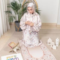 طقم صلاة مكون من سجادة وشرشف صلاة مغاط ومسبحة