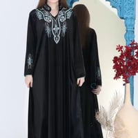 جلابيه مخمل اسود مع شك فيروزي على الصدر والاكمام