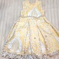 فستان اصفر مطرز مع حبات لولو