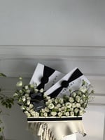 تنسيق الهديه على ستاند خشبي