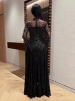 فستان سهرة فاخر يجمع بين الكريستال والدانتيل الفرن...