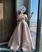 فستان سهرة وردي فخم بتصميم أنيق