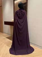 فستان سهرة ملكي بتطريز هندسي ووشاح منسدل