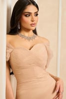 فستان سهره أوف شولدر مزين بورود كبيره لون بيج