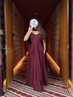 فستان عنابي بكسرات انيقة ووشاح