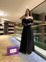 فستان أسود أنيق من الدانتيل – تصميم أوف شولدر فاخر