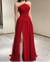 فستان سهرة أحمر طويل بتصميم أنيق