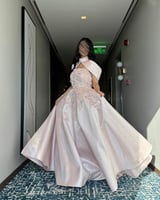 فستان سهرة وردي فخم بتصميم أنيق