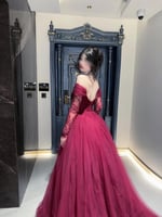 فستان دانتيل احمر أنيق بتصميم فريد