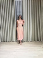 فستان ميدي وردي بودرة بتصميم الكورسيه وتنوره بليسي...