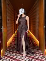 فستان سهرة ماكسي بكسرات طولية وقصة كتف واحد - اللو...