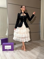 فستان "فيكتوريا" ميدي - جاكيت أسود وتنورة دانتيل ط...