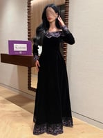 فستان سهرة مخملي بتطريز وردي ملكي.