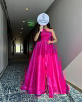 فستان فوشي أنيق بتصميم عصري