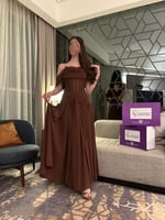 فستان سهرة طويل بلون البني الشوكولاتة بتصميم مكشوف...