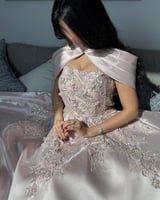 فستان سهرة وردي فخم بتصميم أنيق