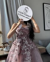 فستان سهرة فاخر بتصميم زهور أنيق