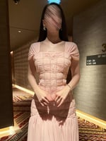 فستان وردي بكسرات مزمزمة بلون وردي ناعم