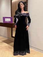 فستان سهرة مخملي بتطريز وردي ملكي.