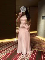 فستان وردي بكسرات مزمزمة بلون وردي ناعم