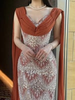 فستان سهرة بتطريز كريستالي ودرابيه وشال منسدل