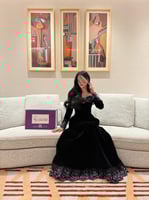 فستان سهرة مخملي بتطريز وردي ملكي.