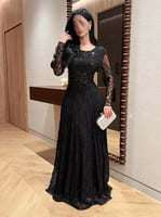 فستان الدانتيل والخرز الملكي