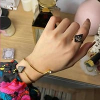 طقم نسائي بالإسم