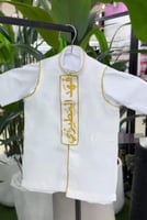 طقم العيد ثوب ابيض ودقلة بالاسم تطريز