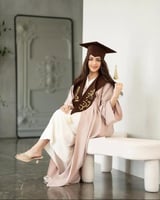 عباية تخرج لون وردي مع وشاح وقبعة بني